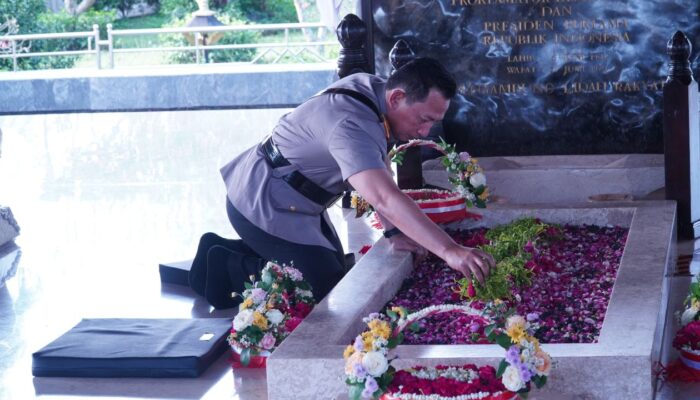 Kapolri Ziarah ke Makam Bung Karno Blitar: Refleksi Sejarah Jelang HUT Bhayangkara 79