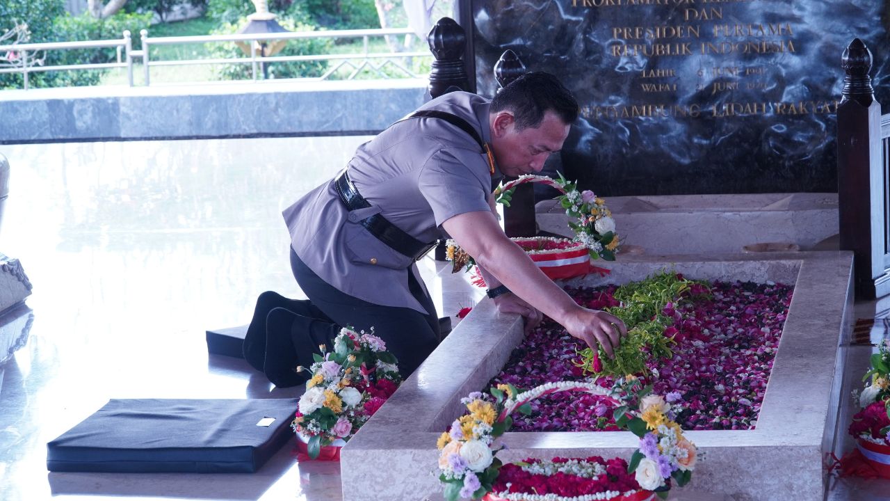 Kapolri Ziarah ke Makam Bung Karno Blitar: Refleksi Sejarah Jelang HUT Bhayangkara 79