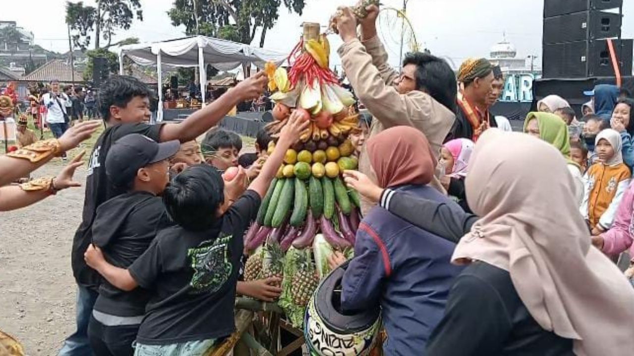 Festival Budaya Selo Ramaikan Lereng Merapi, Warga Antusias Berebut Gunungan di Boyolali