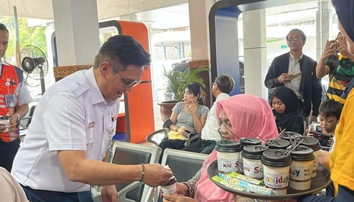 Stasiun Purwokerto Ramaikan Liburan dengan Bagi-bagi Kopi Gratis, Penumpang Antusias!