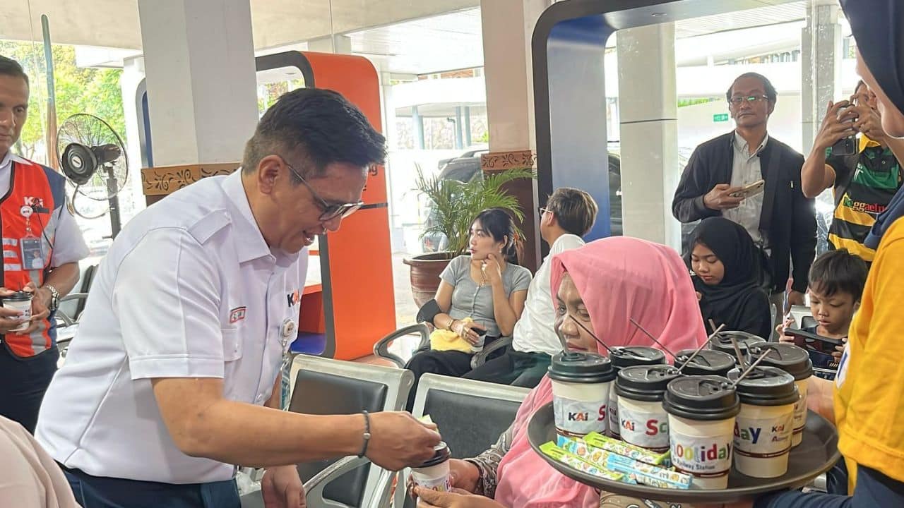 Stasiun Purwokerto Ramaikan Liburan dengan Bagi-bagi Kopi Gratis, Penumpang Antusias!
