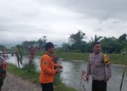 Nagis! Bocah TK Tercebur Saat Ambil Sandal di Sungai Ludogung Blitar