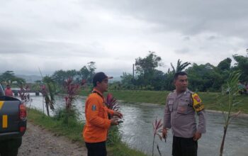 Nagis! Bocah TK Tercebur Saat Ambil Sandal di Sungai Ludogung Blitar