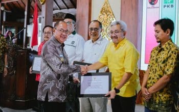 Bupati Banyumas Serahkan Bantuan Keuangan kepada 9 Partai Politik Pemilik Kursi DPRD