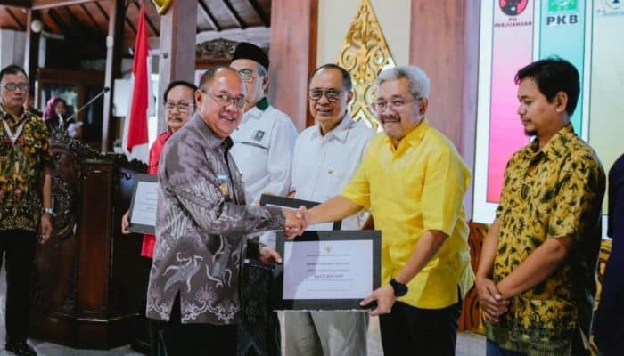 Bupati Banyumas Serahkan Bantuan Keuangan kepada 9 Partai Politik Pemilik Kursi DPRD