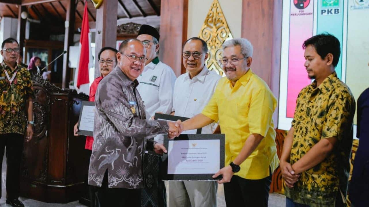 Bupati Banyumas Serahkan Bantuan Keuangan kepada 9 Partai Politik Pemilik Kursi DPRD