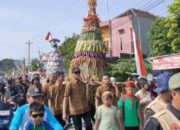 Meriahnya Sedekah Waduk Cengklik, Warga Boyolali Arak dan Rebut Gunungan Hasil Bumi