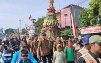 Meriahnya Sedekah Waduk Cengklik, Warga Boyolali Arak dan Rebut Gunungan Hasil Bumi