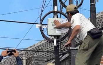 Buat Resah Masyarakat, Mas Ibin Segel dan Potong Kabel Fiber Optik Ilegal di Kota Blitar