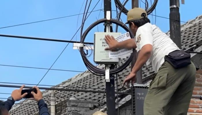 Buat Resah Masyarakat, Mas Ibin Segel dan Potong Kabel Fiber Optik Ilegal di Kota Blitar