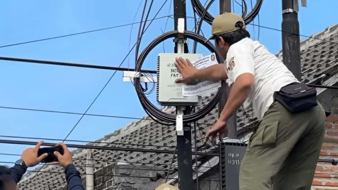 Buat Resah Masyarakat, Mas Ibin Segel dan Potong Kabel Fiber Optik Ilegal di Kota Blitar