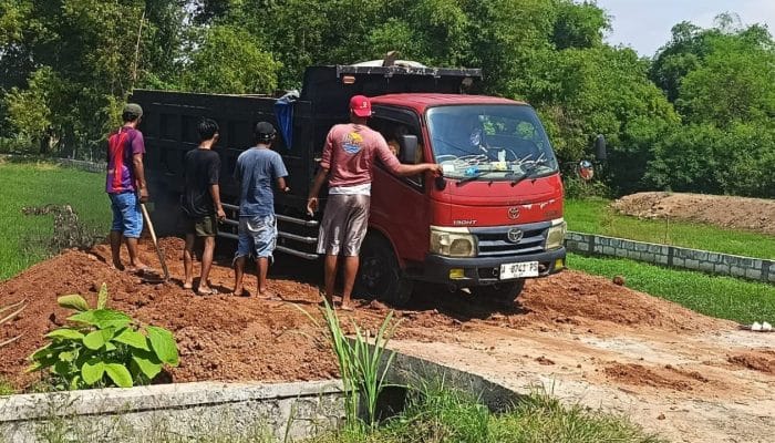 Aktivitas Truk Tanah Uruk di Lahan Kades Trowulan Mojokerto Disoal Warga Panggih dan Wonorejo, Ada Apa?
