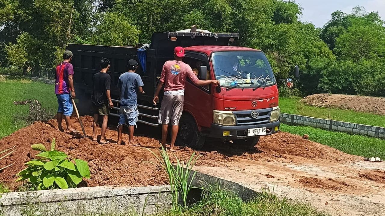 Aktivitas Truk Tanah Uruk di Lahan Kades Trowulan Mojokerto Disoal Warga Panggih dan Wonorejo, Ada Apa?