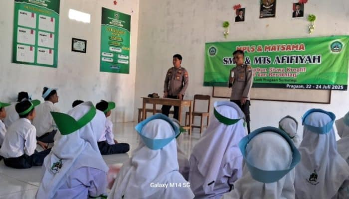 Polsek Prenduan Berikan Pendidikan Cinta Tanah Air kepada Siswa Baru MTs dan SMA LPS Afifiyah