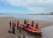 TIM SAR GABUNGAN MELAKUKAN PENCARIAN SATU ORANG YANG HILANG DI PANTAI SUWUK KEBUMEN