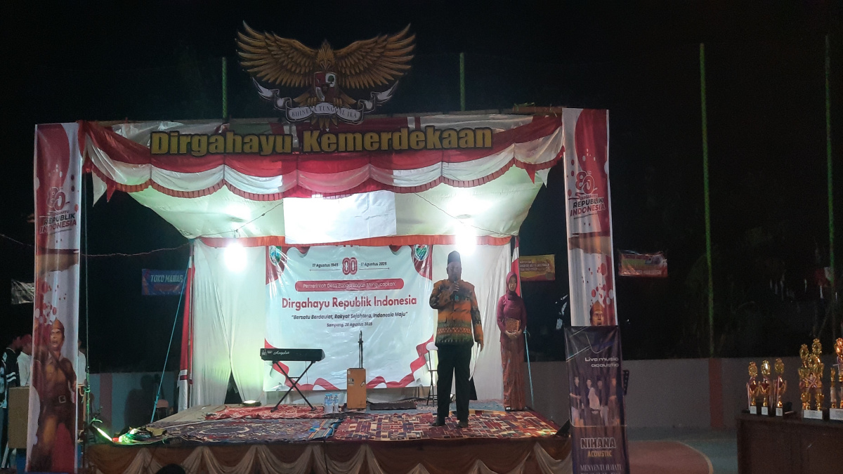 Malam Puncak Dirgahayu Kemerdekaan RI ke 80, Kades Pangarengan Sampang Beri Penghargaan pada Sejumlah Tokoh dan Pemuda kreatif
