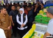 Pasar Murah di Blitar Diserbu Warga, Khofifah Beri Sentuhan Pribadi