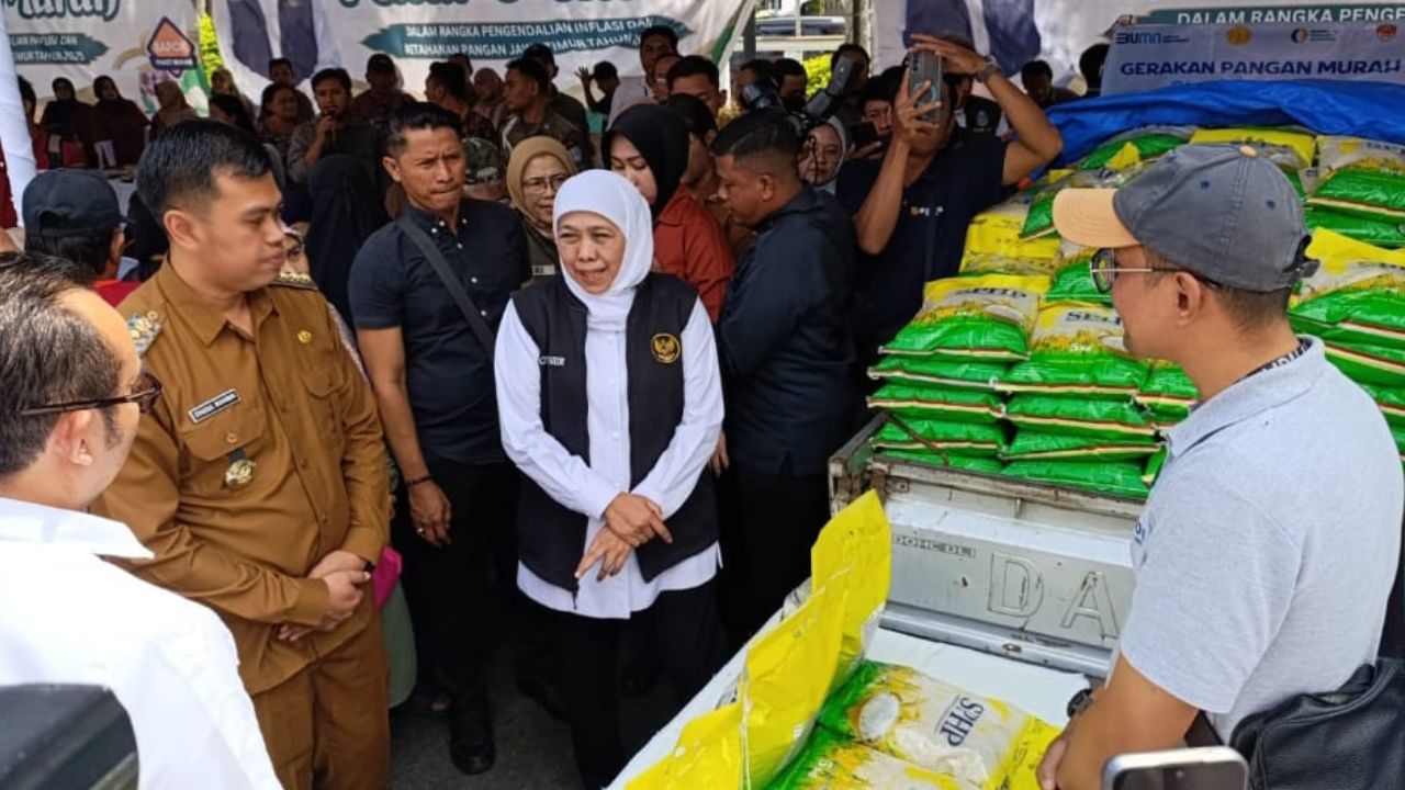 Pasar Murah di Blitar Diserbu Warga, Khofifah Beri Sentuhan Pribadi