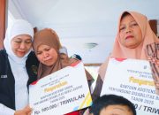 Khofifah Salurkan Bansos dan Zakat Produktif Rp5,7 Miliar di Blitar, Perkuat Ekonomi Masyarakat