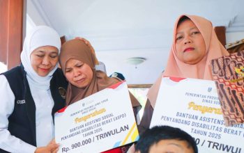 Khofifah Salurkan Bansos dan Zakat Produktif Rp5,7 Miliar di Blitar, Perkuat Ekonomi Masyarakat