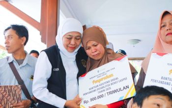 Ragam Bantuan Rp5,7 Miliar Disalurkan Khofifah di Blitar: Dari PKH Plus hingga Zakat Produktif