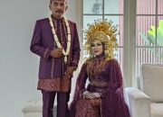 Pj Kades Sendang dan Istri Tampil Kompak dalam Karnaval Budaya HUT ke-80 RI di Pragaan