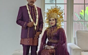 Pj Kades Sendang dan Istri Tampil Kompak dalam Karnaval Budaya HUT ke-80 RI di Pragaan