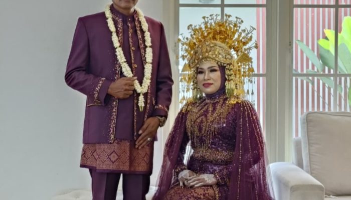 Pj Kades Sendang dan Istri Tampil Kompak dalam Karnaval Budaya HUT ke-80 RI di Pragaan