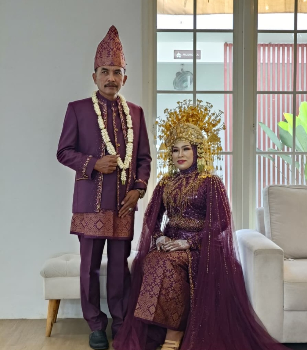 Pj Kades Sendang dan Istri Tampil Kompak dalam Karnaval Budaya HUT ke-80 RI di Pragaan