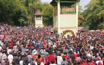 Ribuan Warga Berebut 54.100 Kue Apem di Tradisi Yaqowiyu Jatinom Klaten