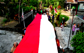 Antusias, Warga Lereng Merapi Boyolali Arak Bendera 150 Meter Sambut HUT ke-80 RI