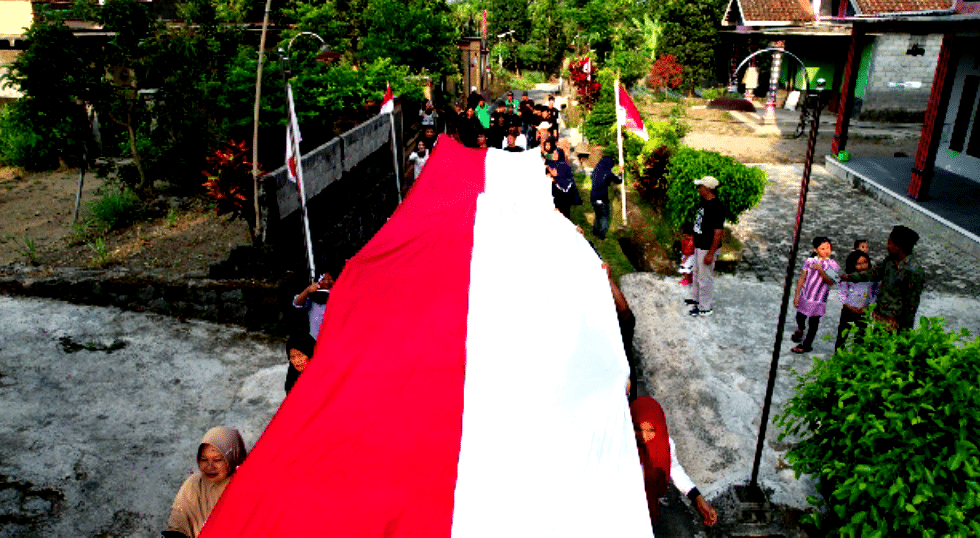 Antusias, Warga Lereng Merapi Boyolali Arak Bendera 150 Meter Sambut HUT ke-80 RI