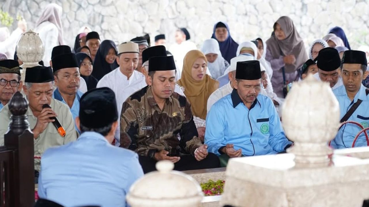 Mas Ibin Ajak Warga Blitar Kuatkan Ukhuwah dan Kebangsaan di Hari Bersejarah Makam Bung Karno Mas Ibin Ajak Warga Blitar Kuatkan Ukhuwah dan Kebangsaan di Hari Bersejarah Makam Bung Karno