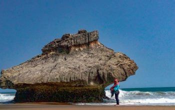 Pantai Jebring: Pesona Pasir Hitam dan Keunikan Alam di Blitar