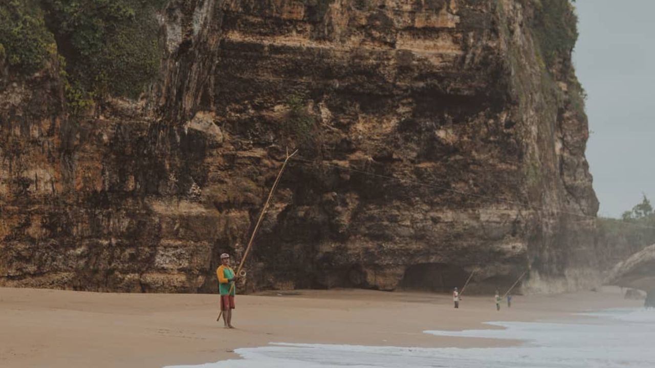 Bukan Sekadar Indah, Pasir Hitam Pantai Jebring Blitar Simpan Kisah Penambangan Bijih Besi