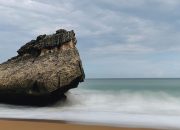 Batu Payung dan Tebing Megah, Magnet Bagi Wisatawan di Pantai Jebring Blitar