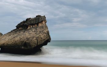 Batu Payung dan Tebing Megah, Magnet Bagi Wisatawan di Pantai Jebring Blitar