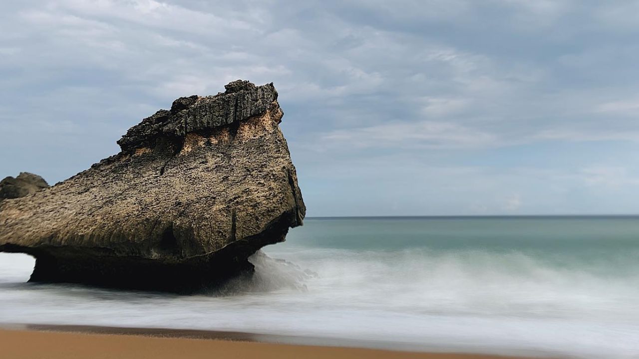 Batu Payung dan Tebing Megah, Magnet Bagi Wisatawan di Pantai Jebring Blitar