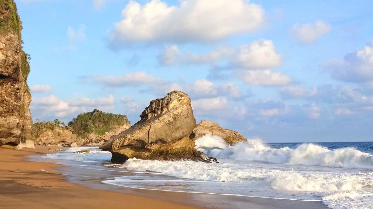 Petualangan Menuju Pantai Jebring: Menaklukkan Medan Menantang di Pedalaman Blitar