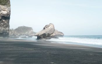 Ngadipuro, Blitar: Desa Sebelas Pantai, Surga Tersembunyi di Pesisir Selatan Jawa