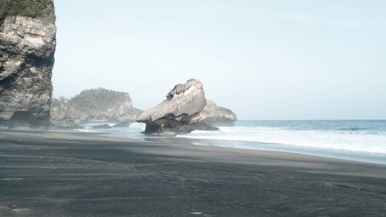 Ngadipuro, Blitar: Desa Sebelas Pantai, Surga Tersembunyi di Pesisir Selatan Jawa