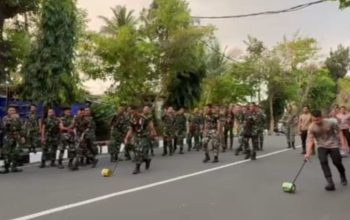 Di Balik Kesigapan Aparat, Balapan Kaleng Biskuit Hibur Suasana Pengamanan DPRD Purworejo