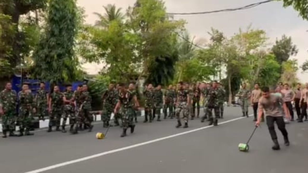 Di Balik Kesigapan Aparat, Balapan Kaleng Biskuit Hibur Suasana Pengamanan DPRD Purworejo