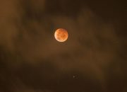 Mengapa Bulan Berwarna Merah Saat Gerhana Total? Ini Penjelasan Ilmiahnya