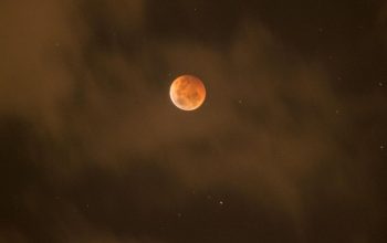 Mengapa Bulan Berwarna Merah Saat Gerhana Total? Ini Penjelasan Ilmiahnya