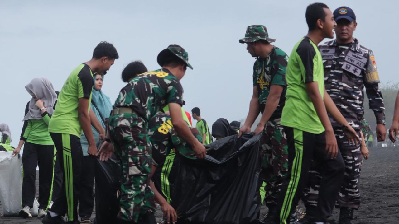 Peduli Lingkungan dan Pariwisata, Kodim Purworejo Gelar Bersih-Bersih Pantai Dewaruci