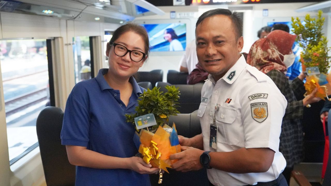 Peringati Hari Ozon, KAI Daop 7 Madiun Bagikan Bibit Pohon dan Kerajinan Daur Ulang ke Penumpang