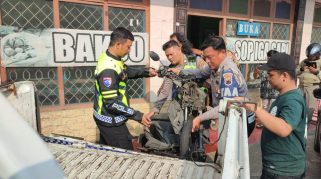 Pelajar Tertabrak Saat Mobil Putar Balik di Jalan Purworejo-Jogja Pelajar Tertabrak Saat Mobil Putar Balik di Jalan Purworejo-Jogja