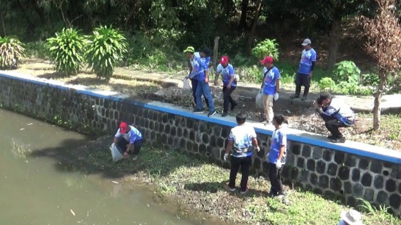 PMI Boyolali Lakukan Tebar Benih Ikan di Sungai Pengging dan Santuni Anak Yatim