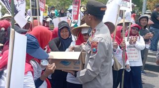 Polres Blitar Turunkan 272 Personel Amankan Aksi GMNI, Massa Disuguhi Makanan Polres Blitar Turunkan 272 Personel Amankan Aksi GMNI, Massa Disuguhi Makanan